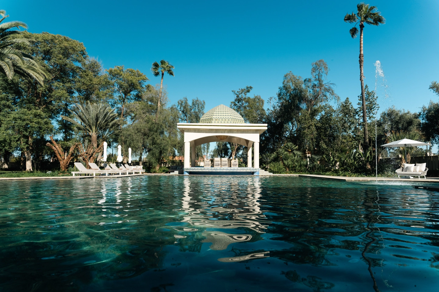 Piscine extérieure chauffée et kiosque zelliges villa de luxe Amanaya Marrakech – privatisation complète