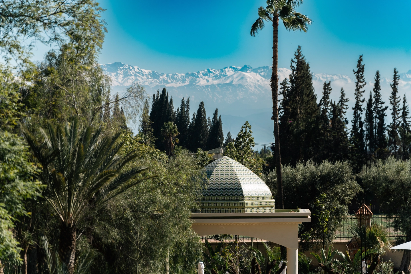 Vue panoramique sur l'Atlas enneigé depuis les jardins villa Amanaya Marrakech