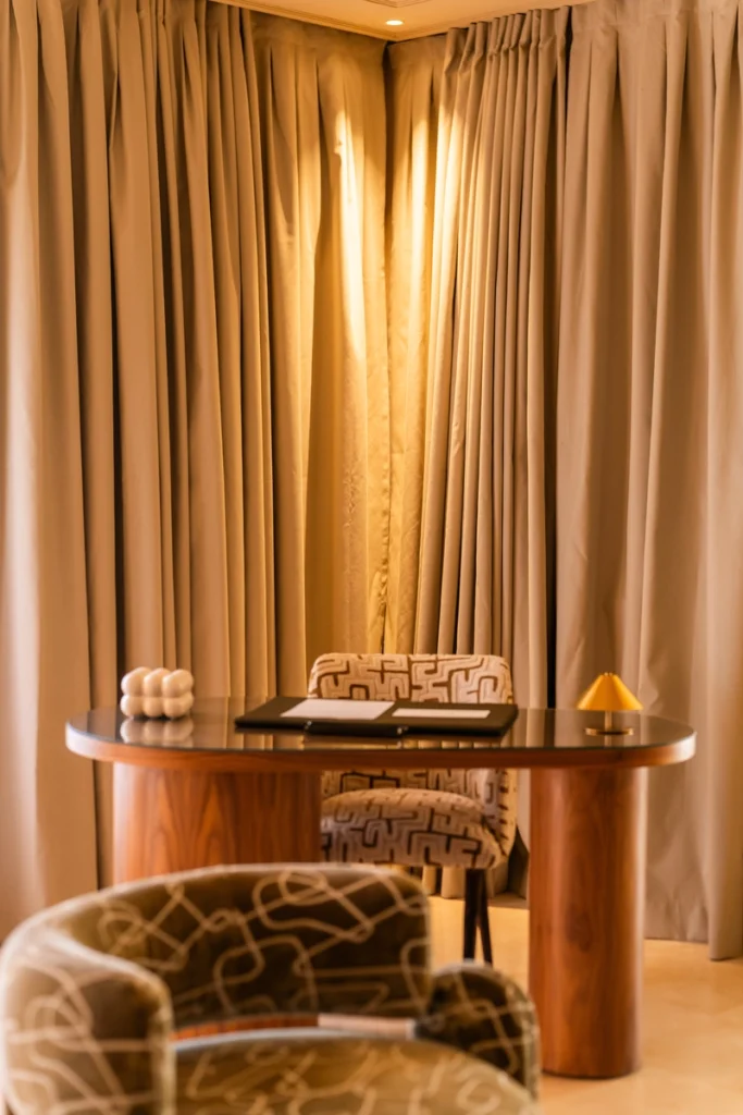 Bureau design suite villa privée Amanaya Marrakech – mobilier bois et ambiance feutrée