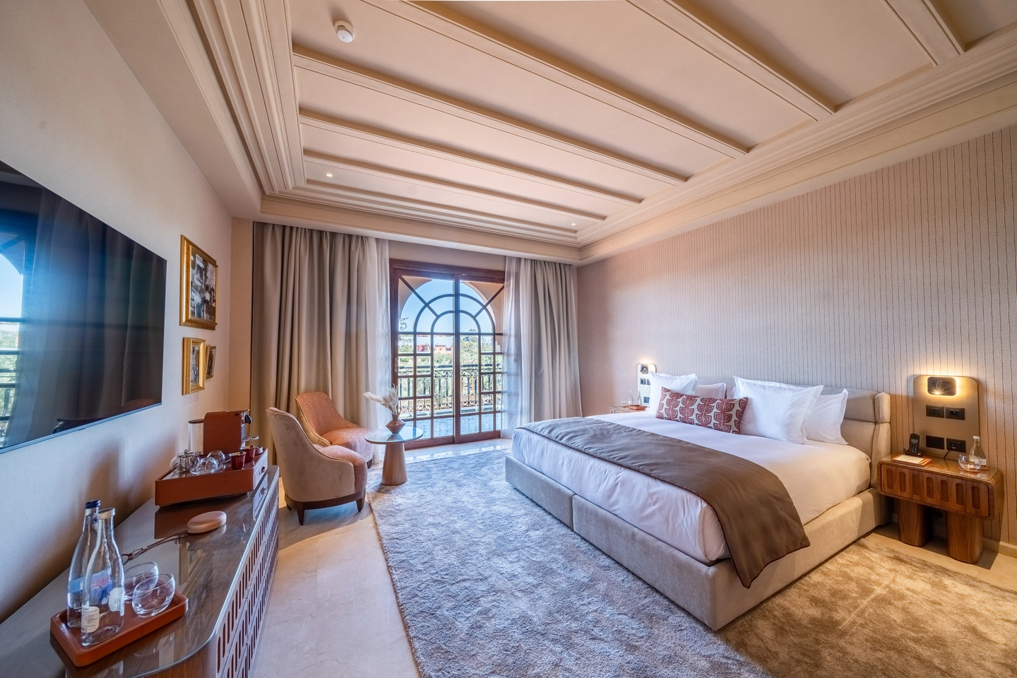 Suite luxe avec balcon villa Amanaya Marrakech – vue sur les jardins et arche marocaine