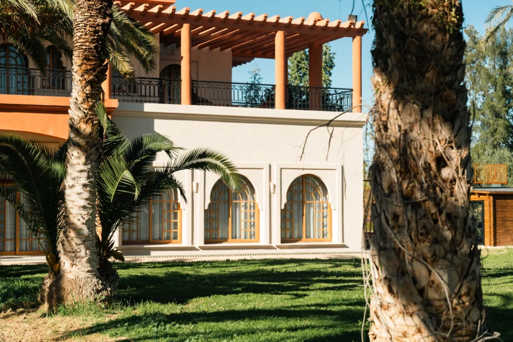 Façade villa de luxe Amanaya Marrakech – architecture marocaine avec arches et terrasse