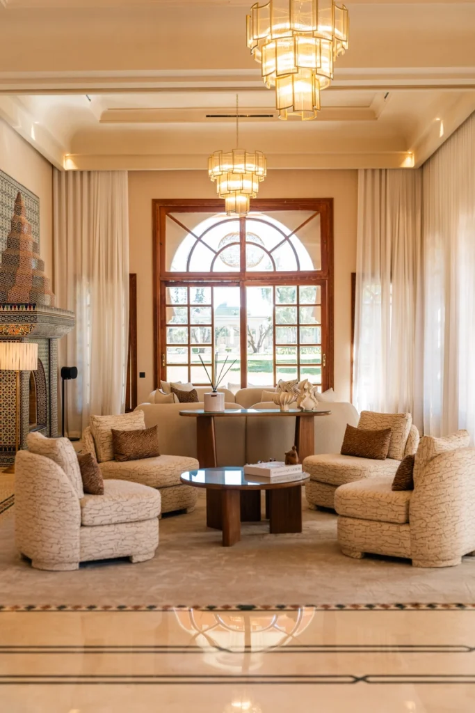 Salon européen villa de luxe Amanaya Marrakech – mobilier contemporain et lustre doré